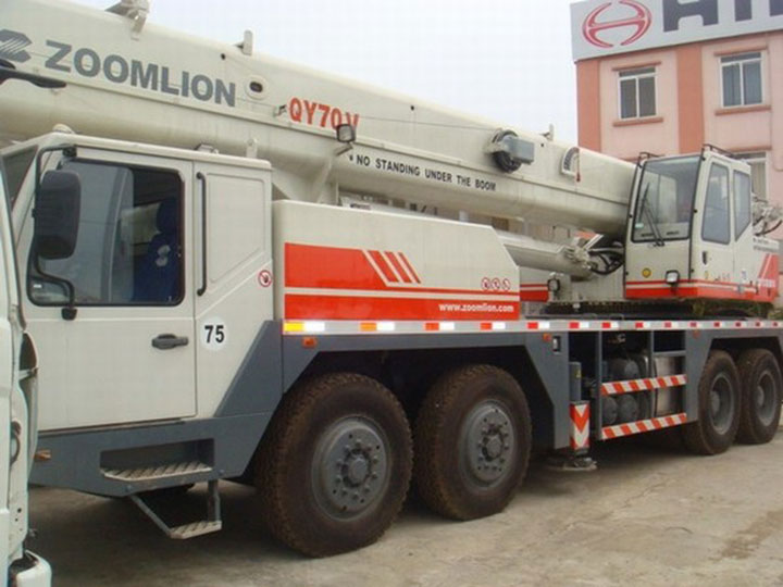 Cho thuê cẩu bánh lốp 70 tấn - Zoomlion Qy70